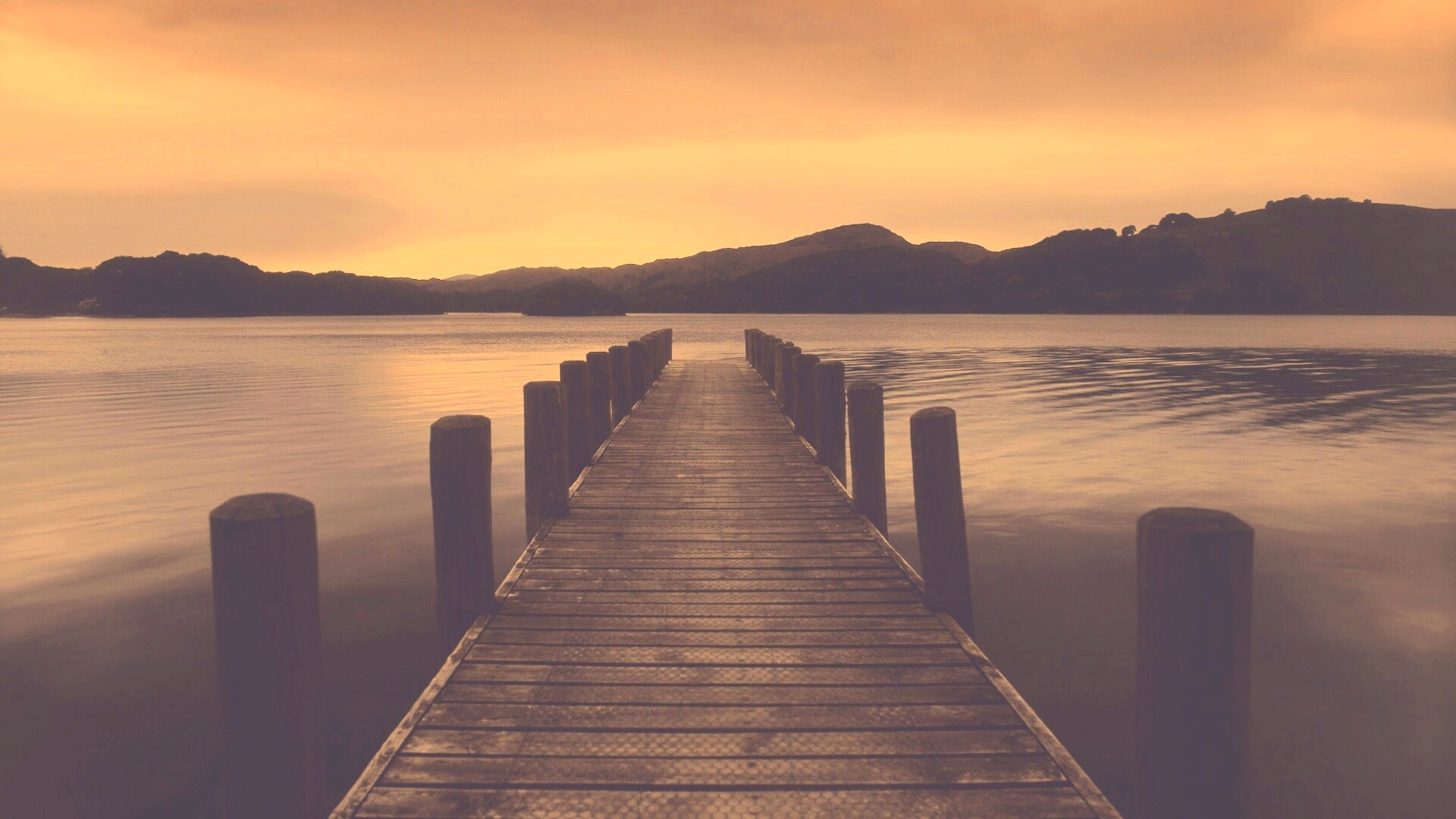 Деревянный причал на озере обои