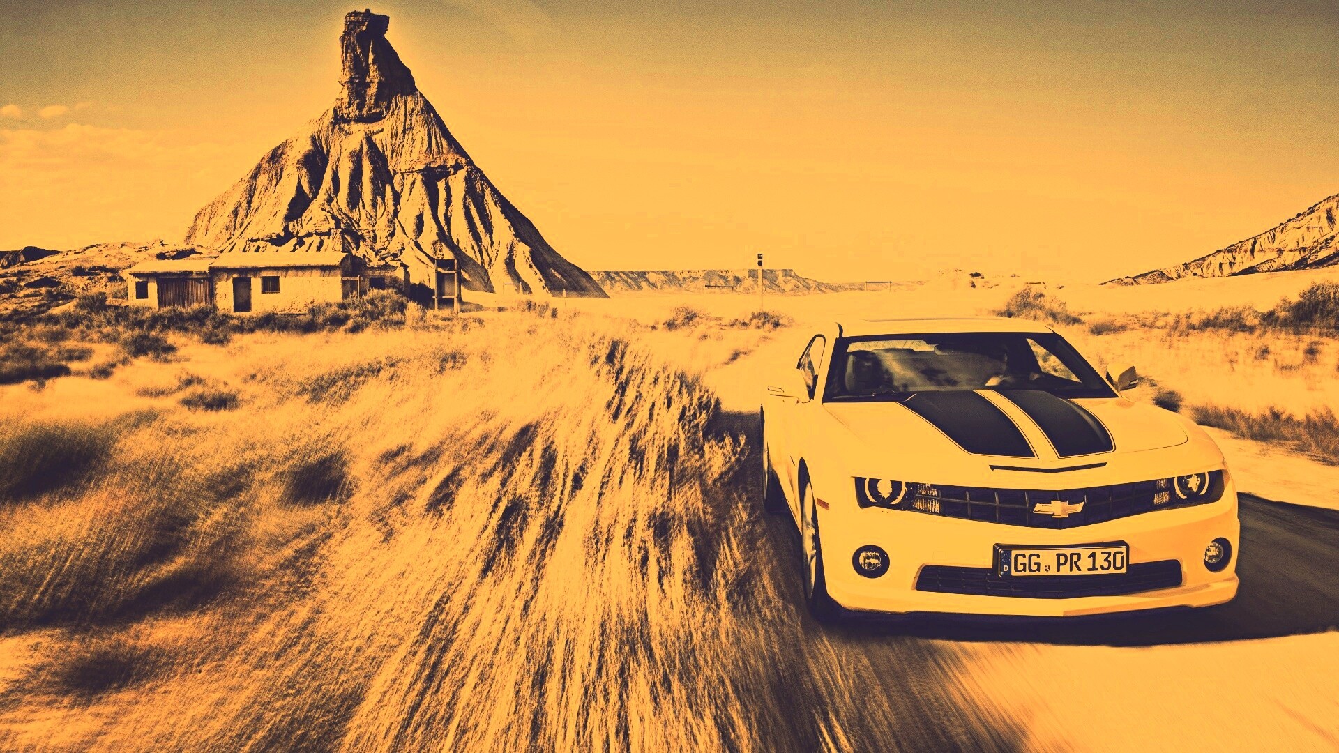 Камаро на пустынной дороге обои