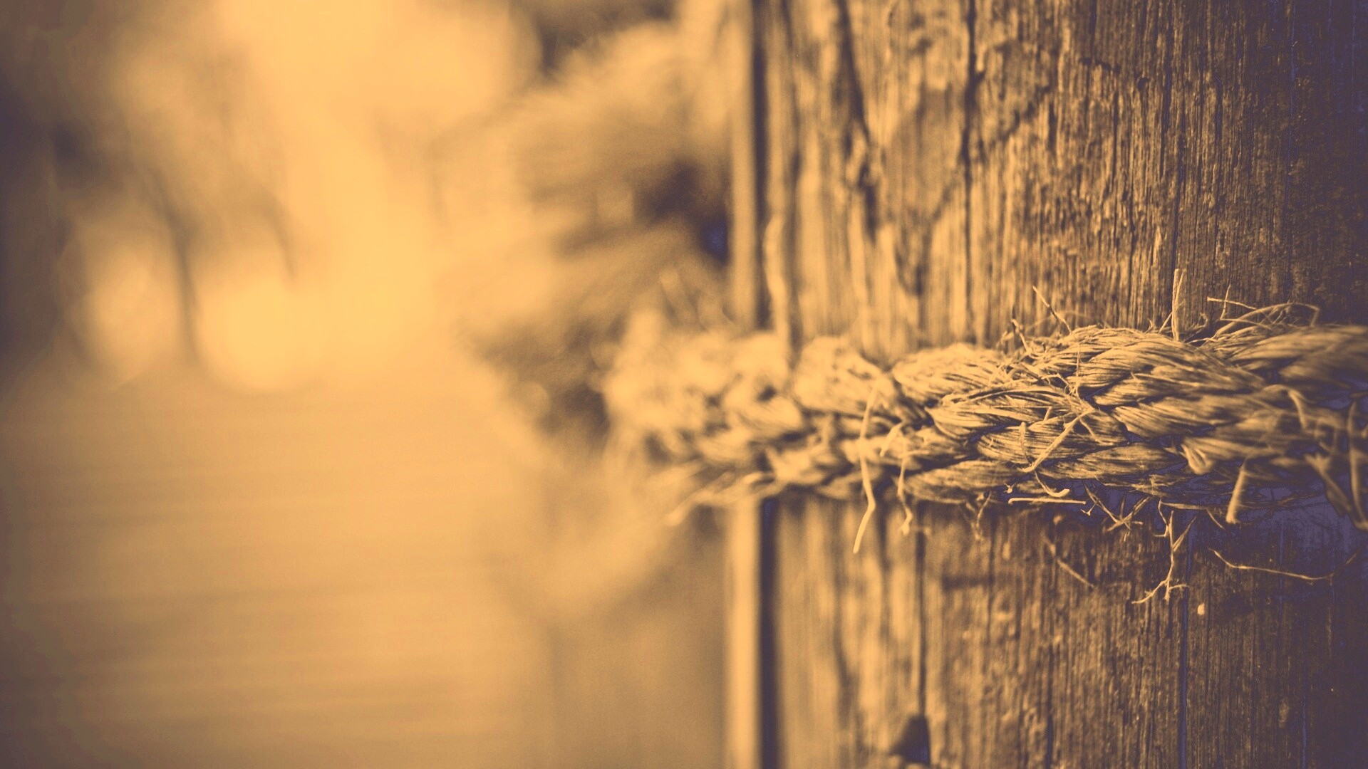 Веревка на деревянном столбе обои