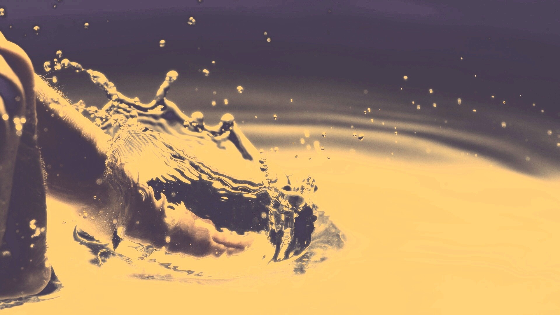 Палец в воде обои