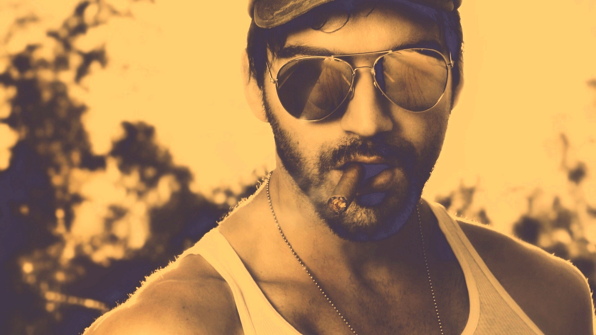 Суровый парень с сигарой обои