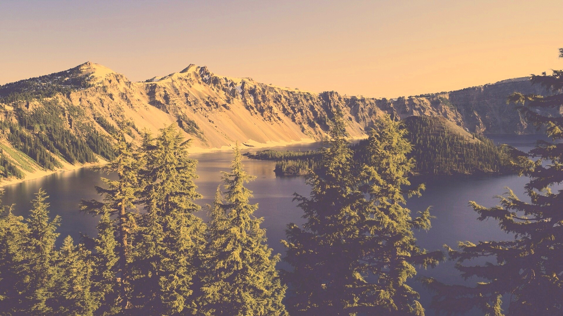 Озеро в кратере обои