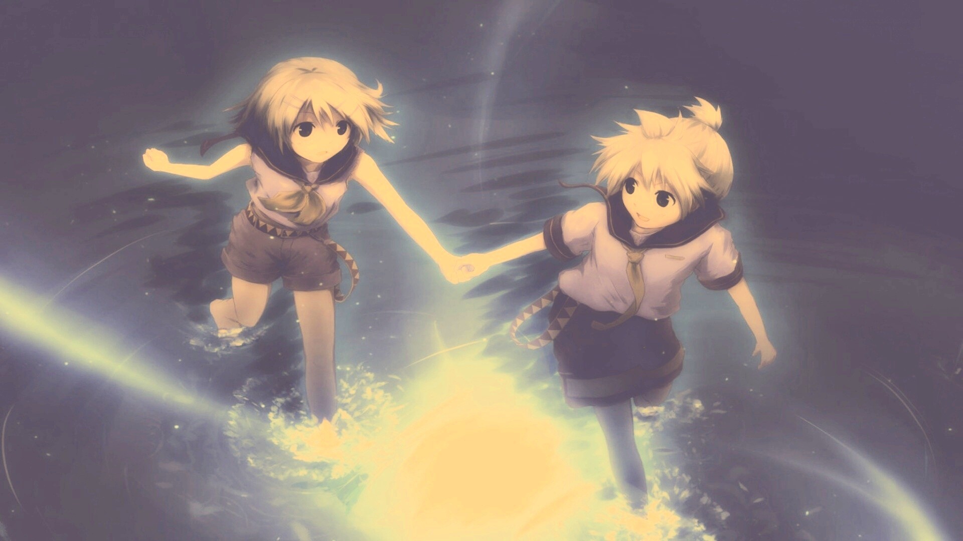 Девочки бегут по воде обои