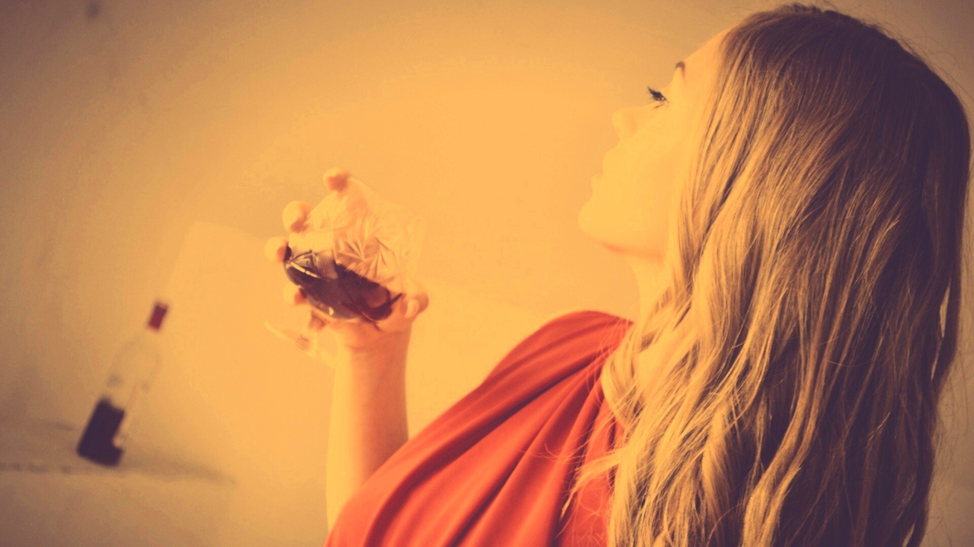 Девушка с бокалом обои