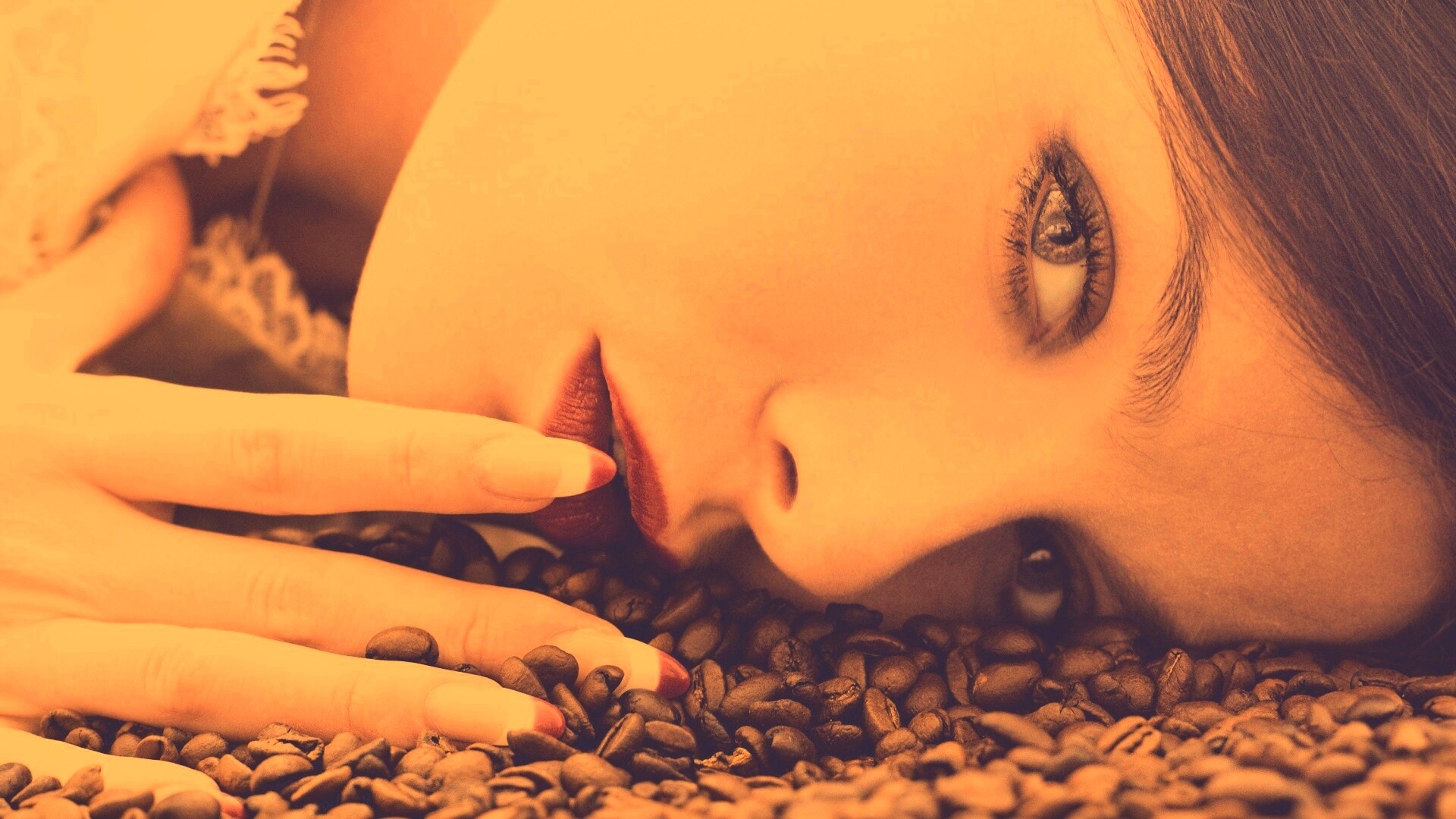 Соблазнительная девушка с кофейными зернами обои