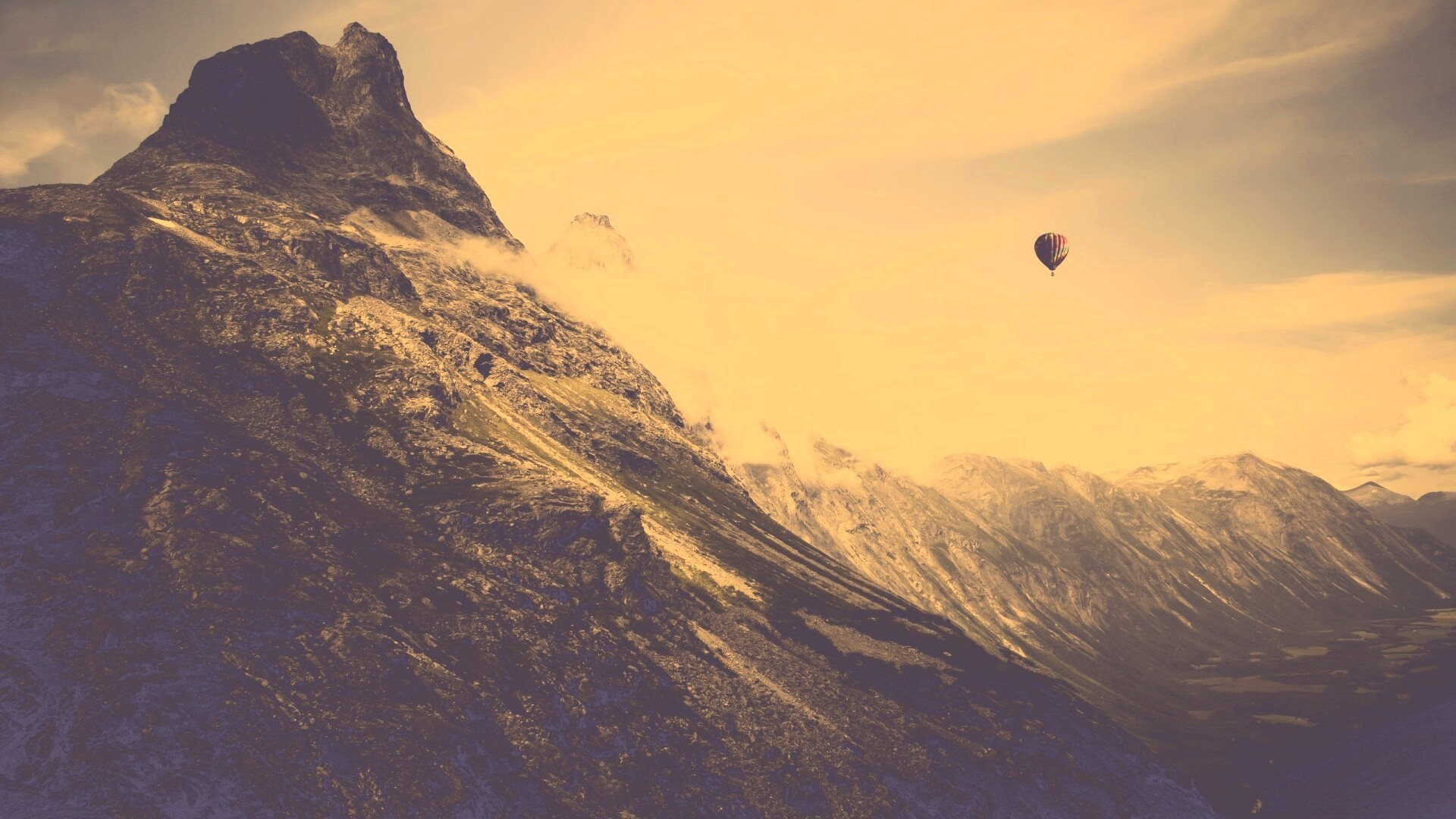 Воздушный шар в горах обои