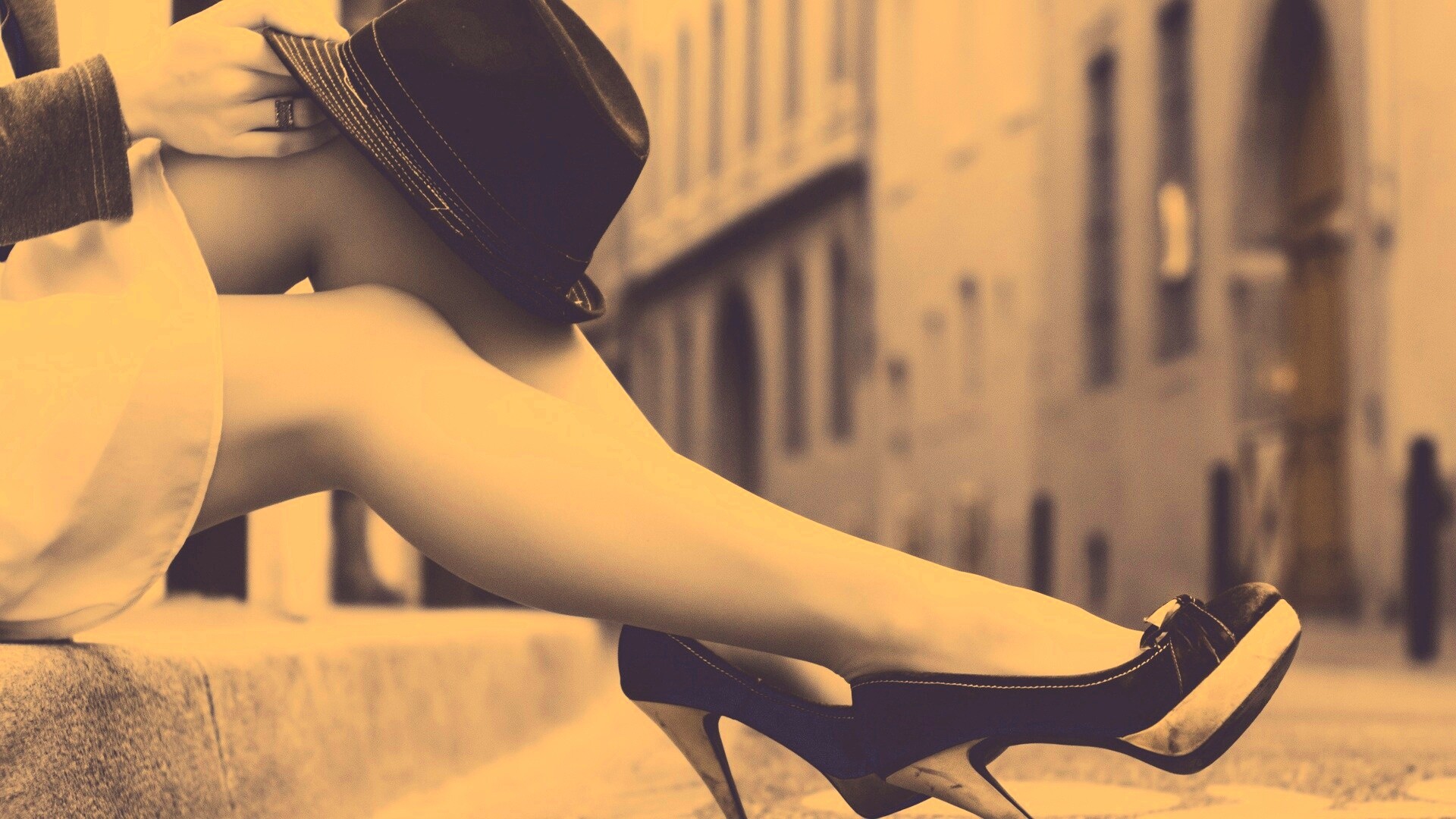 Сидящая на тротуаре обои