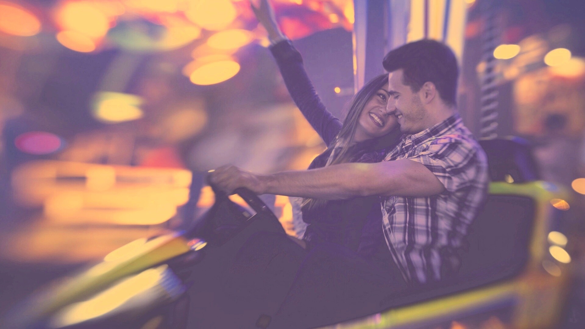 Счастливая пара на аттракционах обои