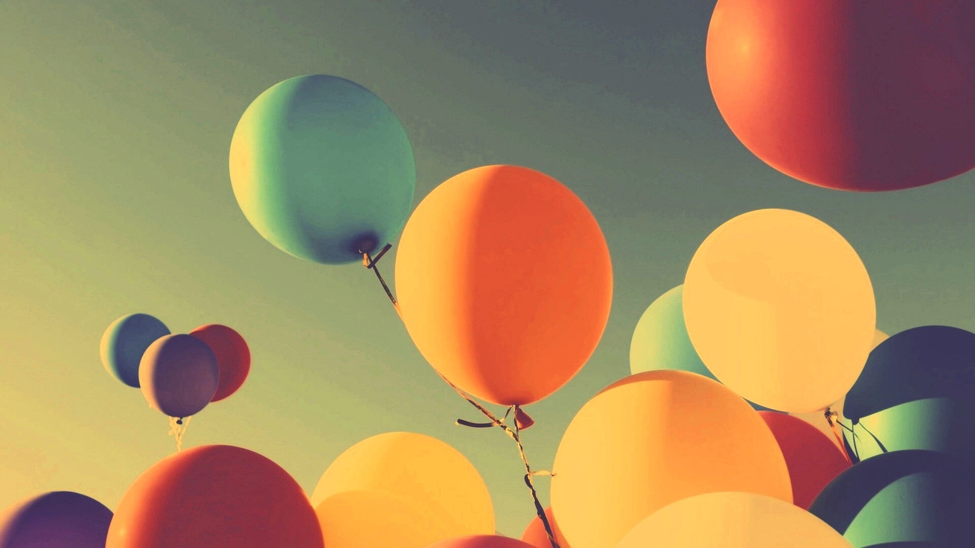 Разноцветные воздушные шарики обои
