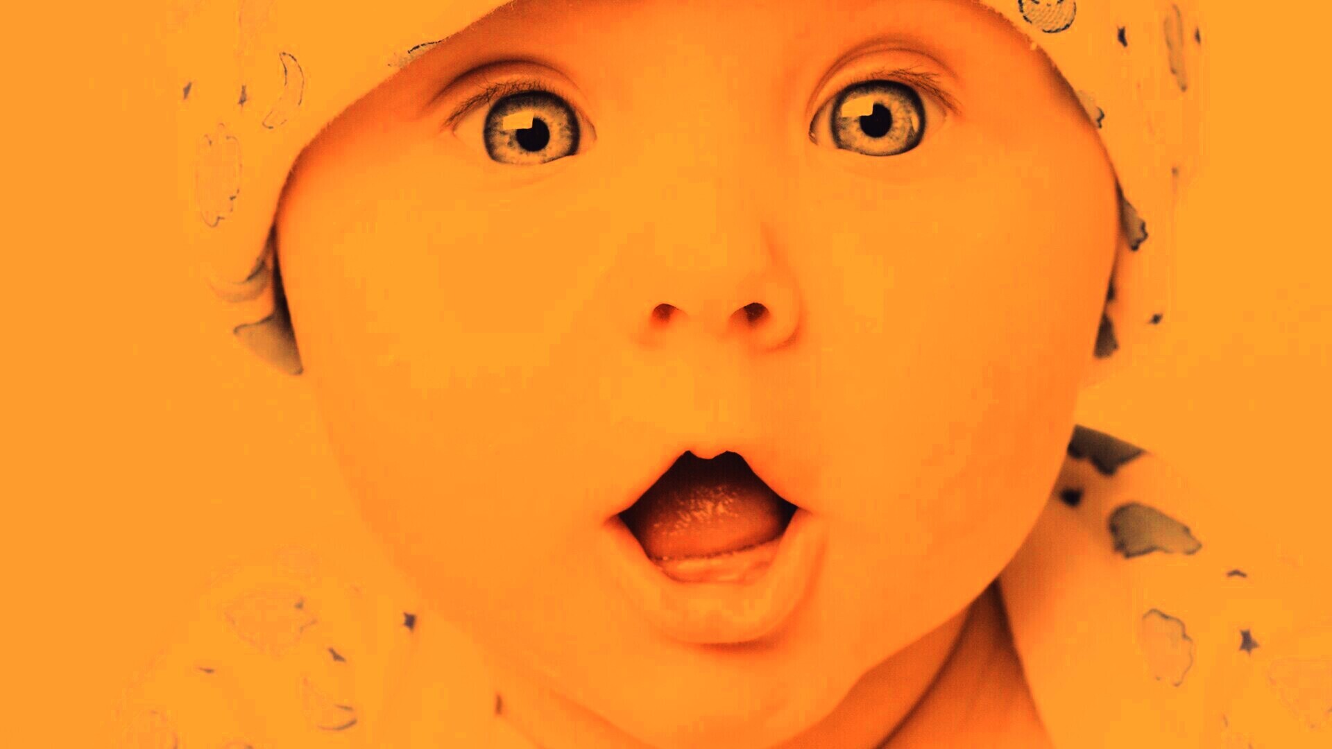 Удивлённый малыш обои