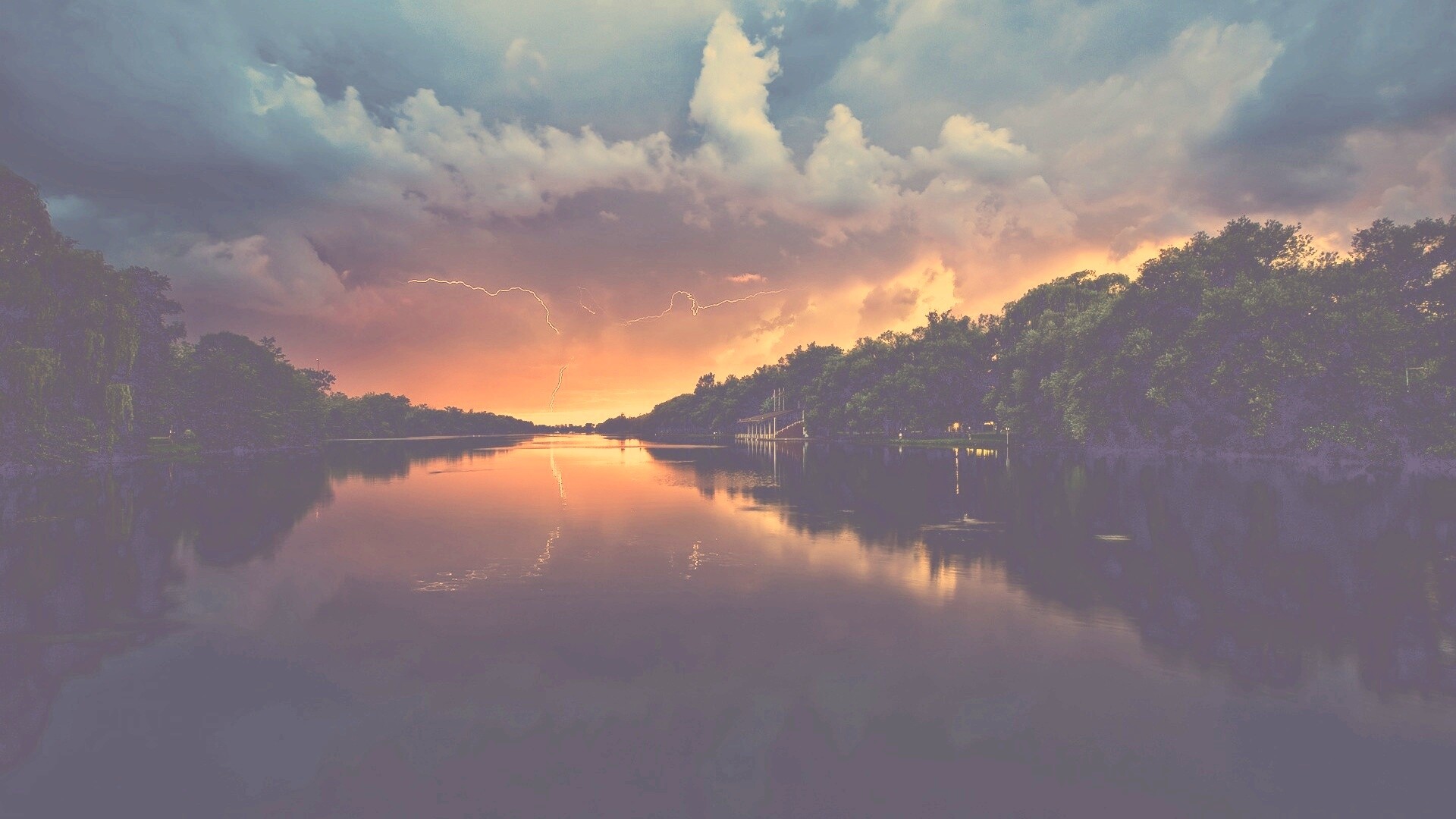 Молнии на фоне заката, стандартные обои mac обои