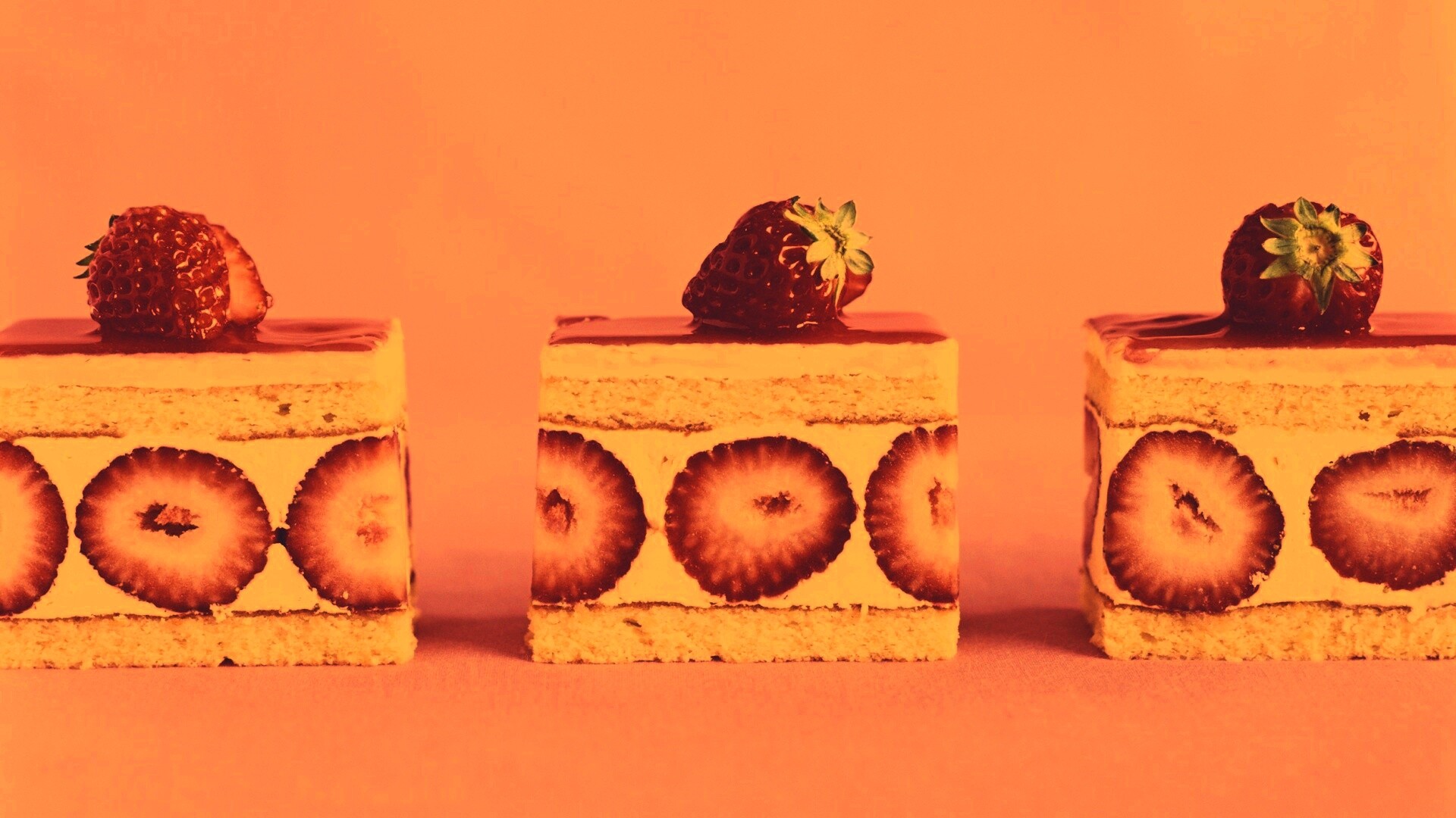 Ломтики клубничного торта обои