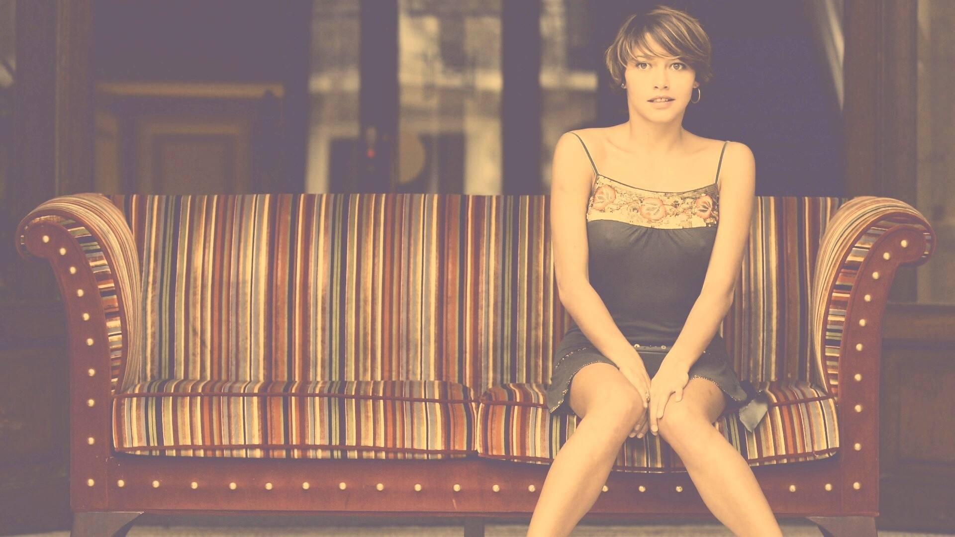 На диване обои