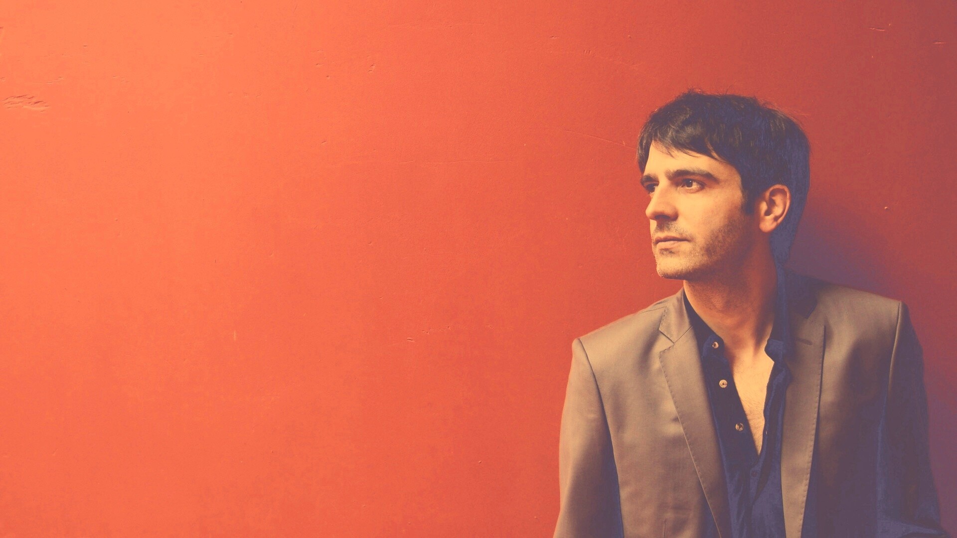 На красном фоне обои