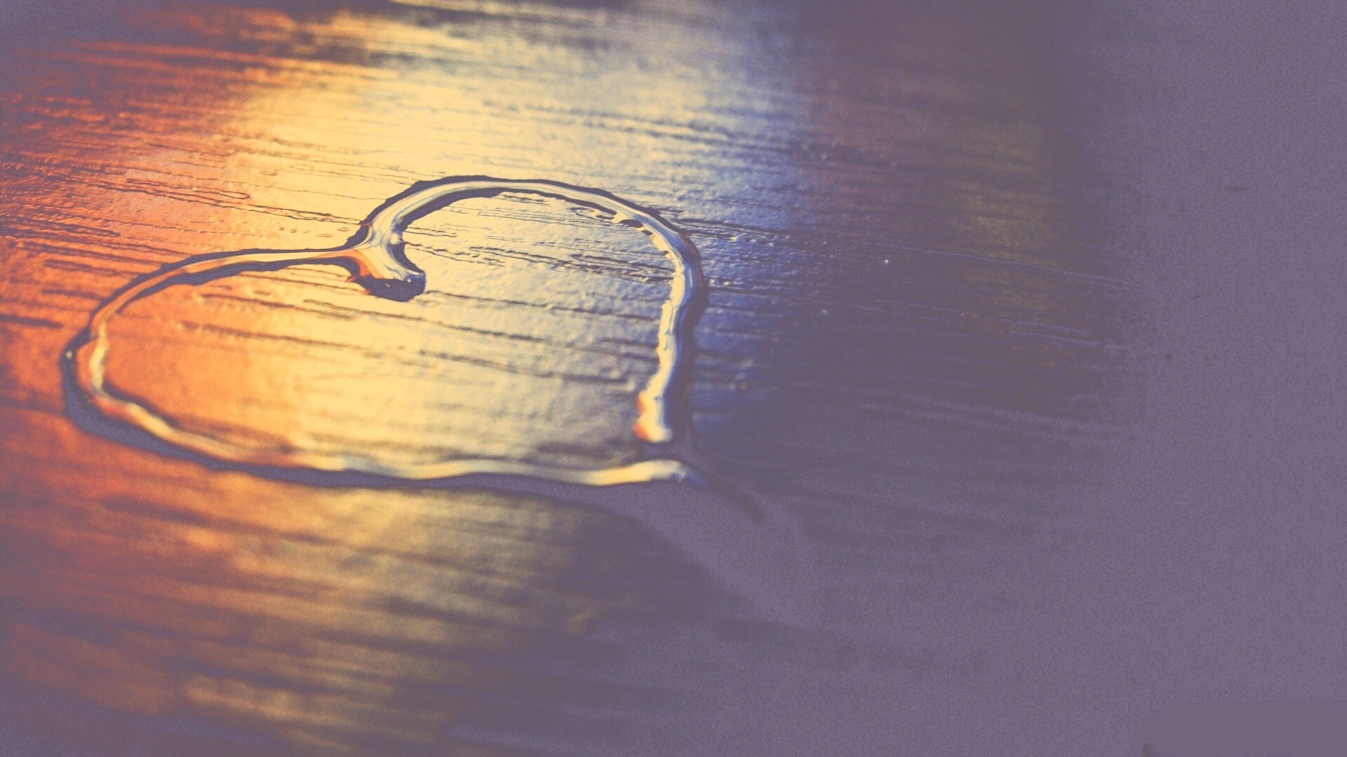 Сердечко из воды обои