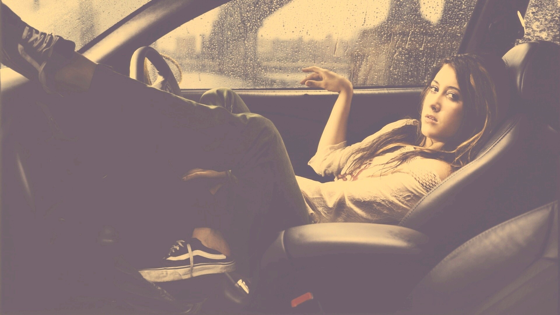 Девушка в автомобиле обои