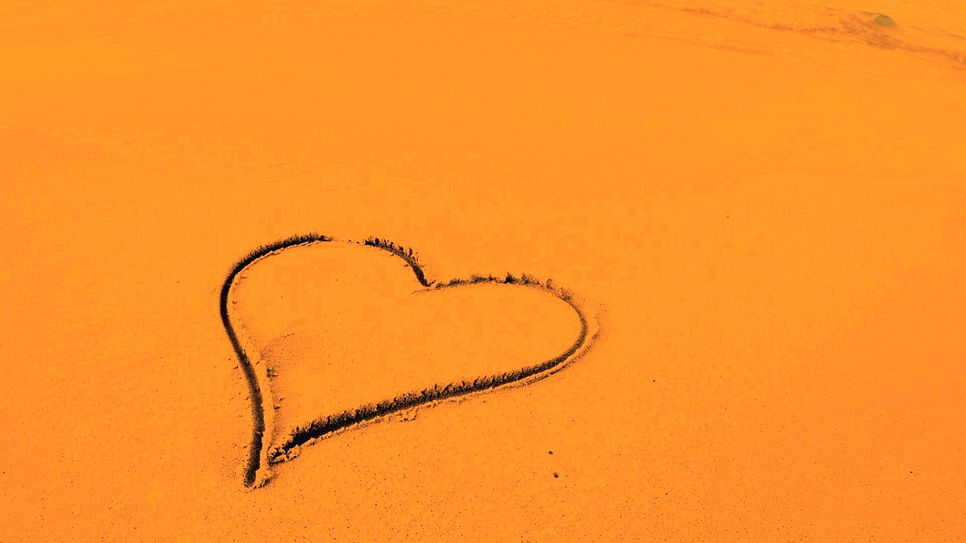 Аккуратное сердце на песке обои