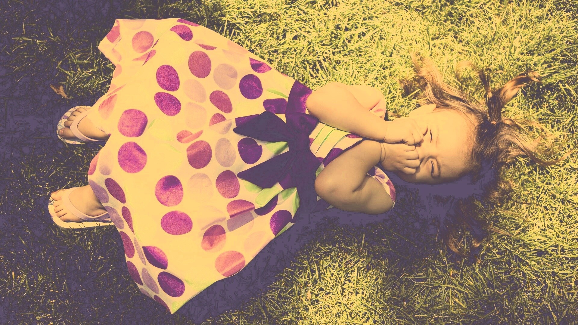 Девочка на траве обои