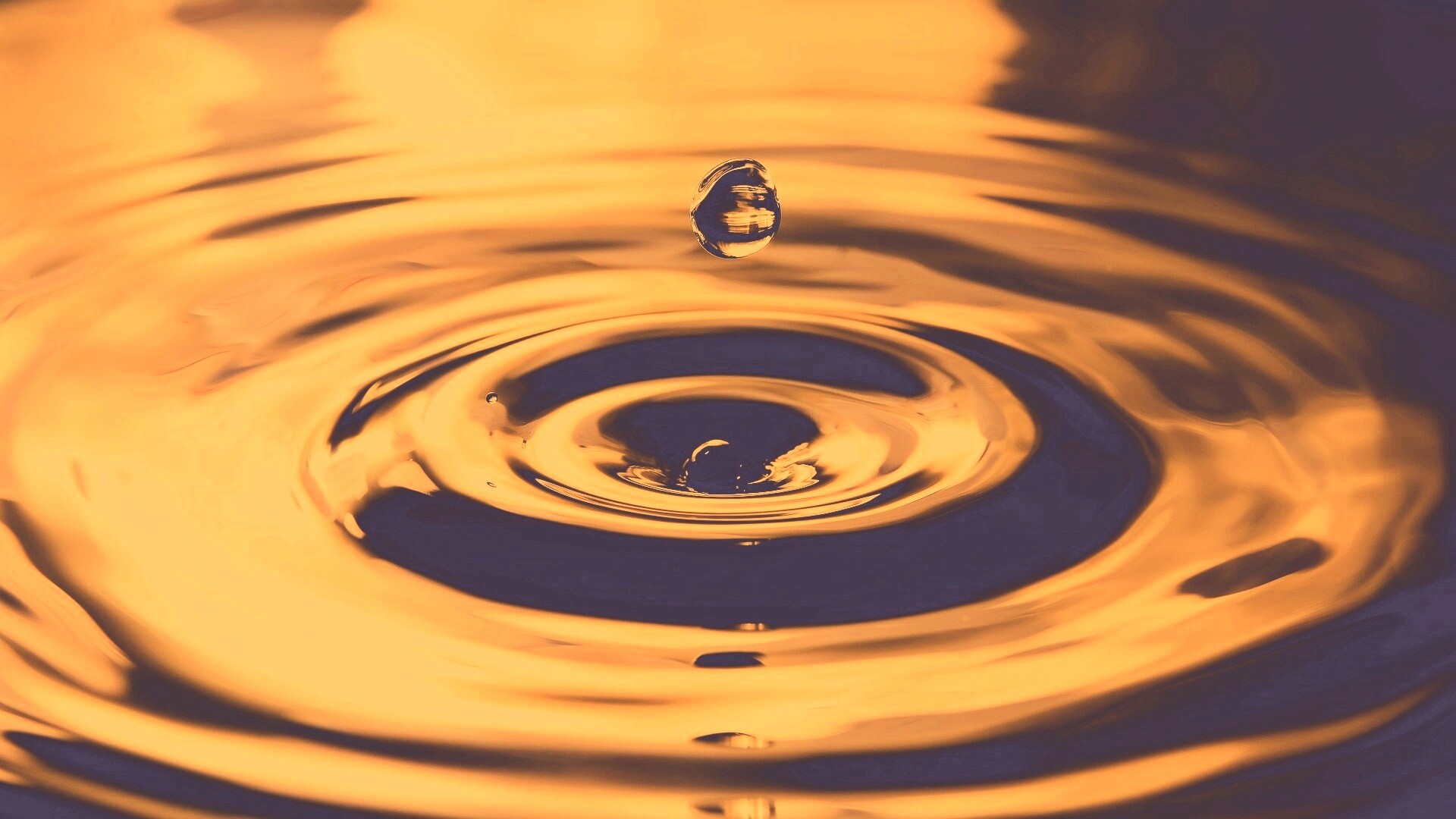 Капля падает в воду обои