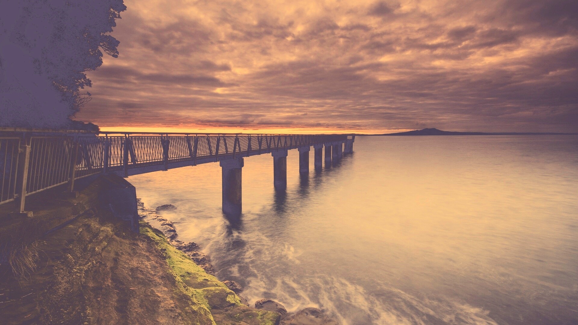 Уходящий в даль причал обои