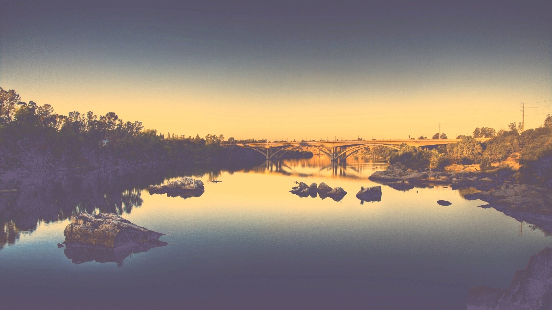 Мост через живописную реку обои