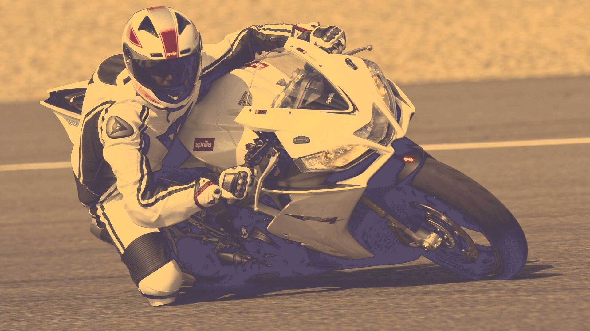 Байкер в белой экиперовкена Априлия РСВ4 обои