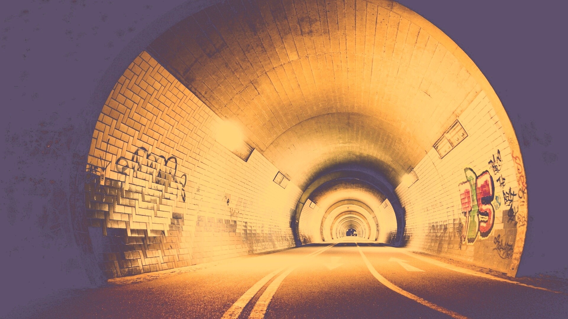 Тоннель и граффити на стенах обои
