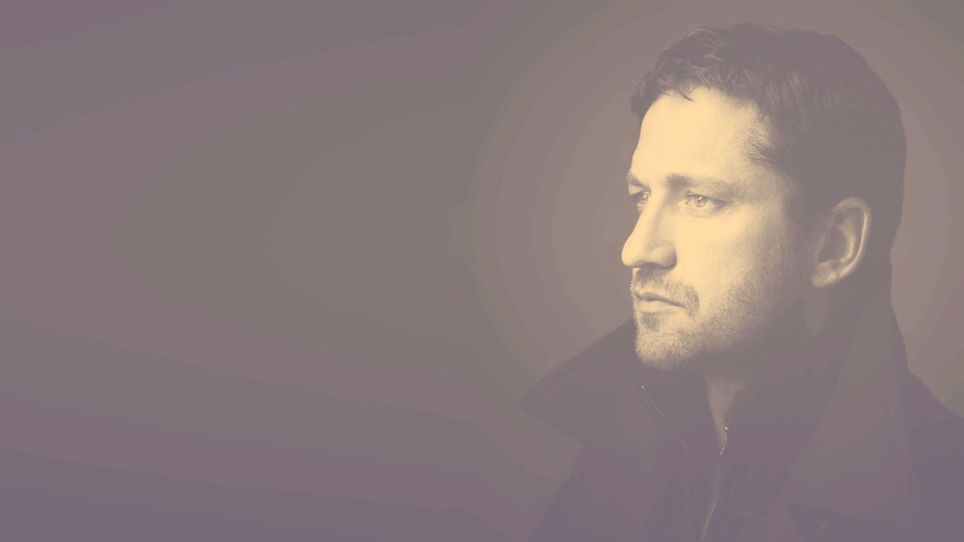 Джерард Батлер на темном фоне обои