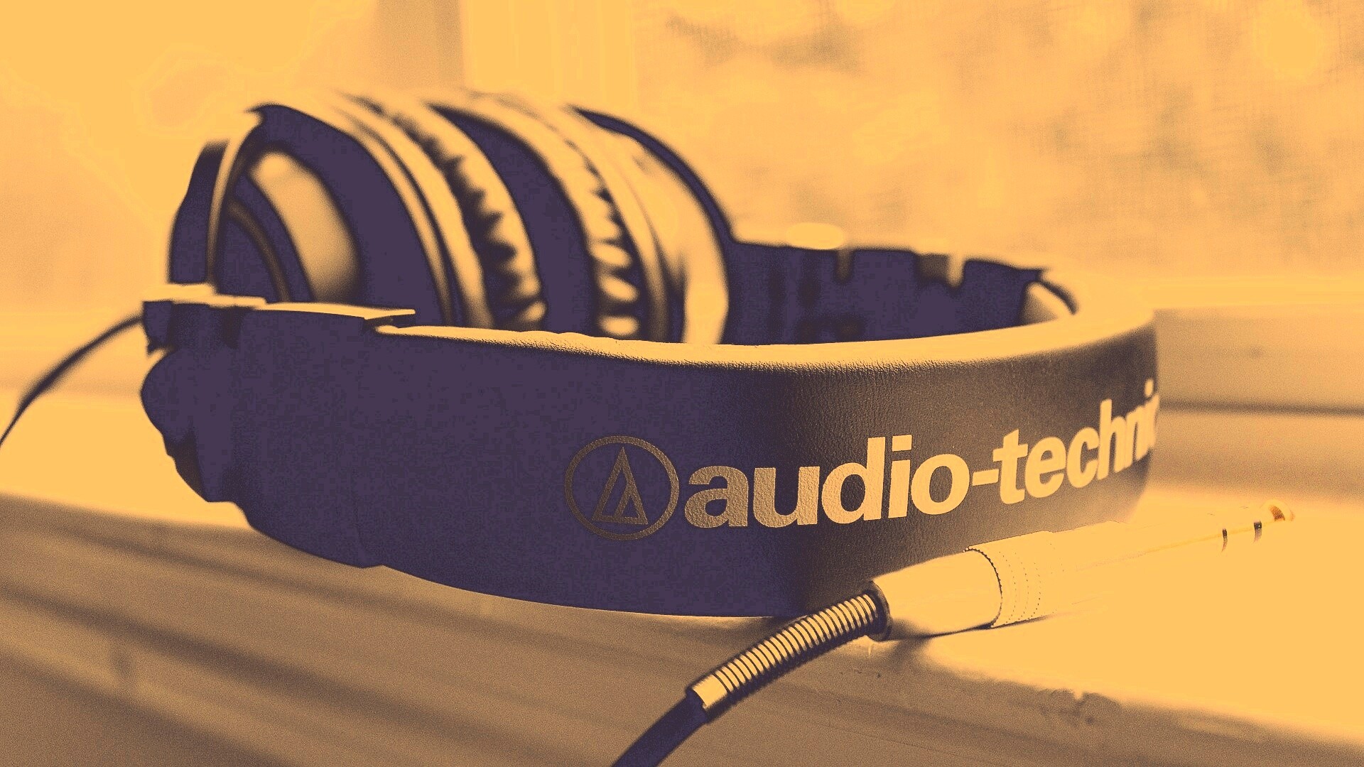 Наушники на подоконнике обои