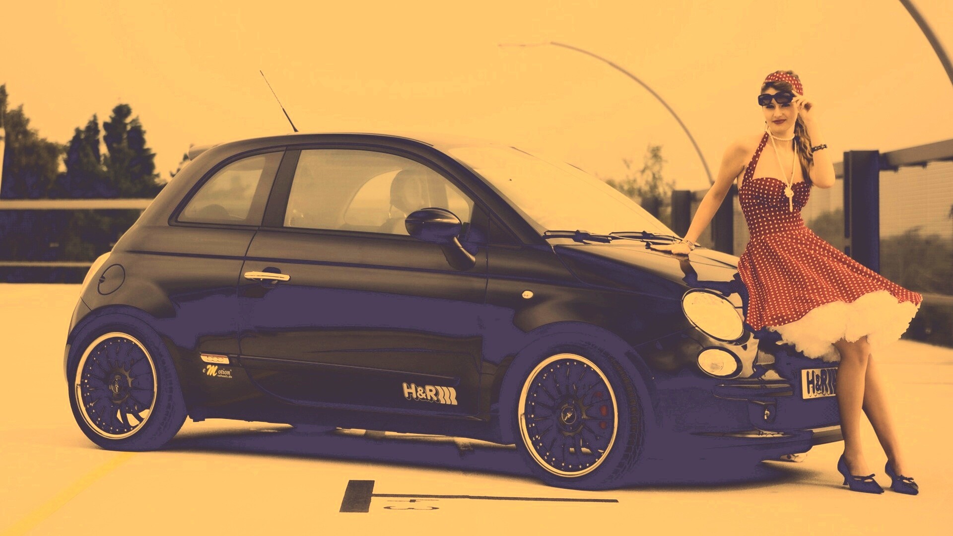 Черный фиат и девушка обои