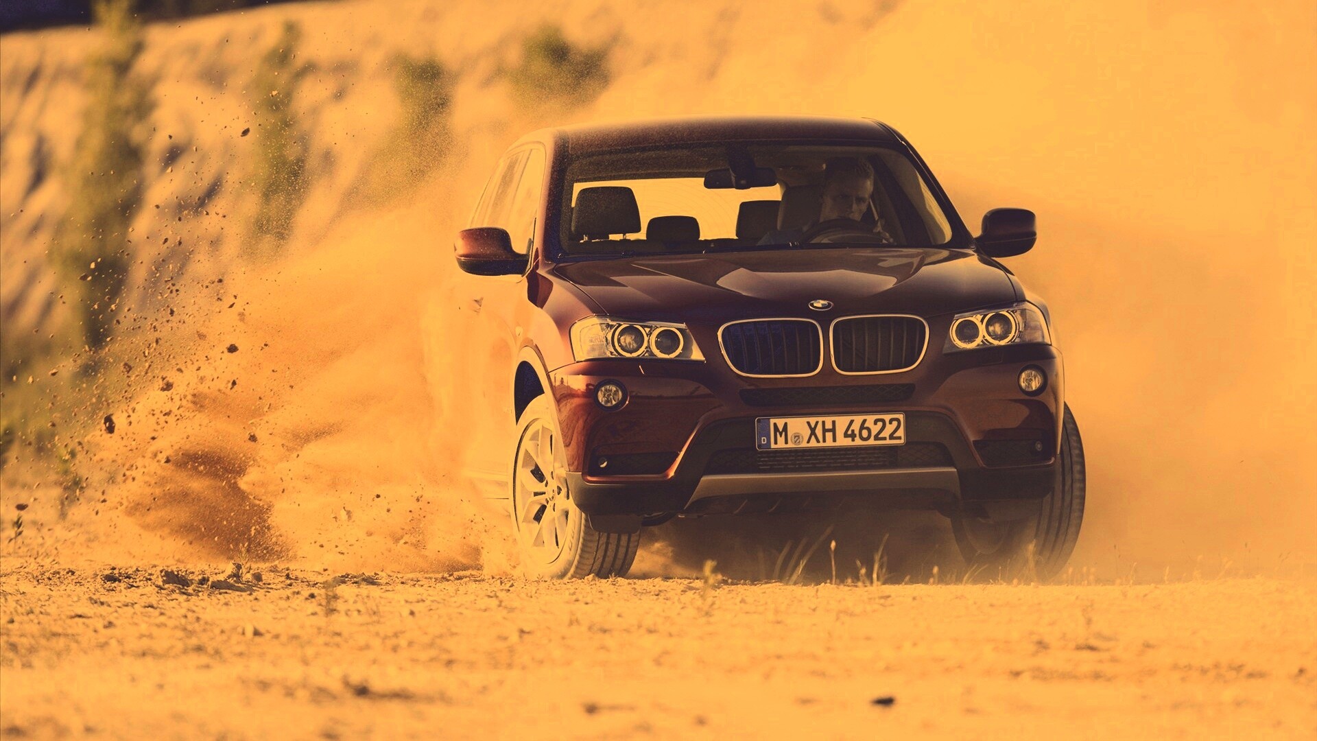 Кроссовер BMW в заносе обои