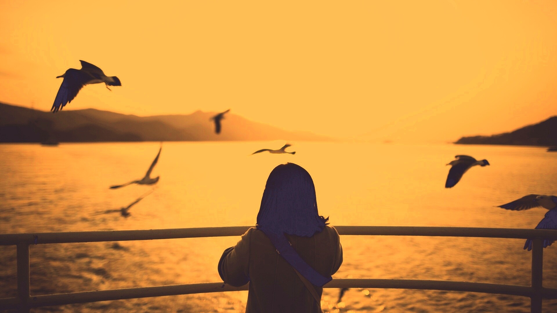 Девочка глядит на озеро обои