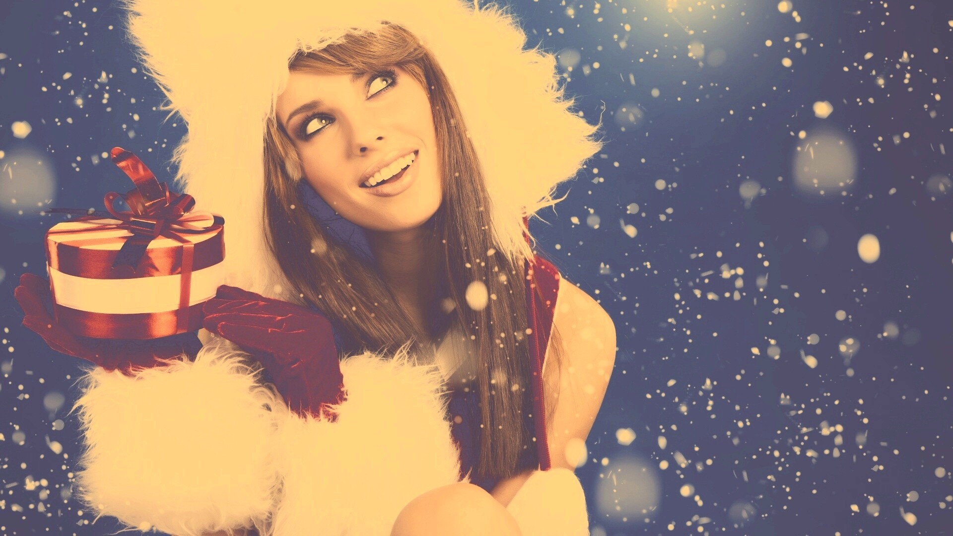 Девушка с новогодним подарком обои
