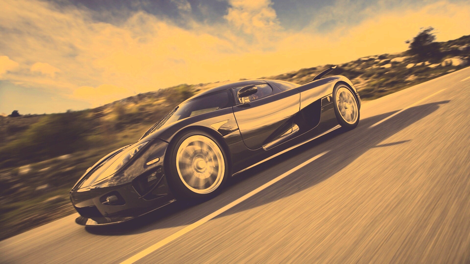 Автомобиль Koenigsegg мчится по трассе обои