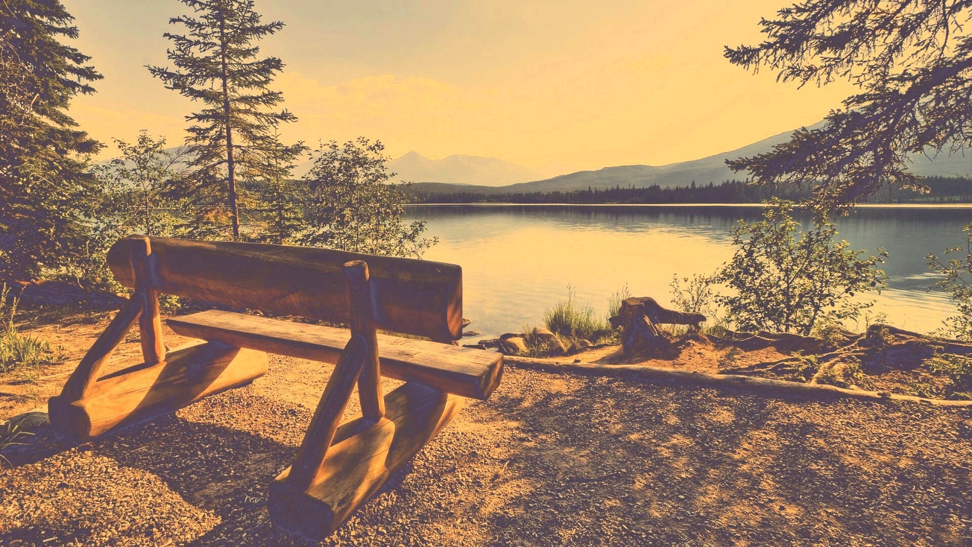 Деревянная скамья на берегу озера обои