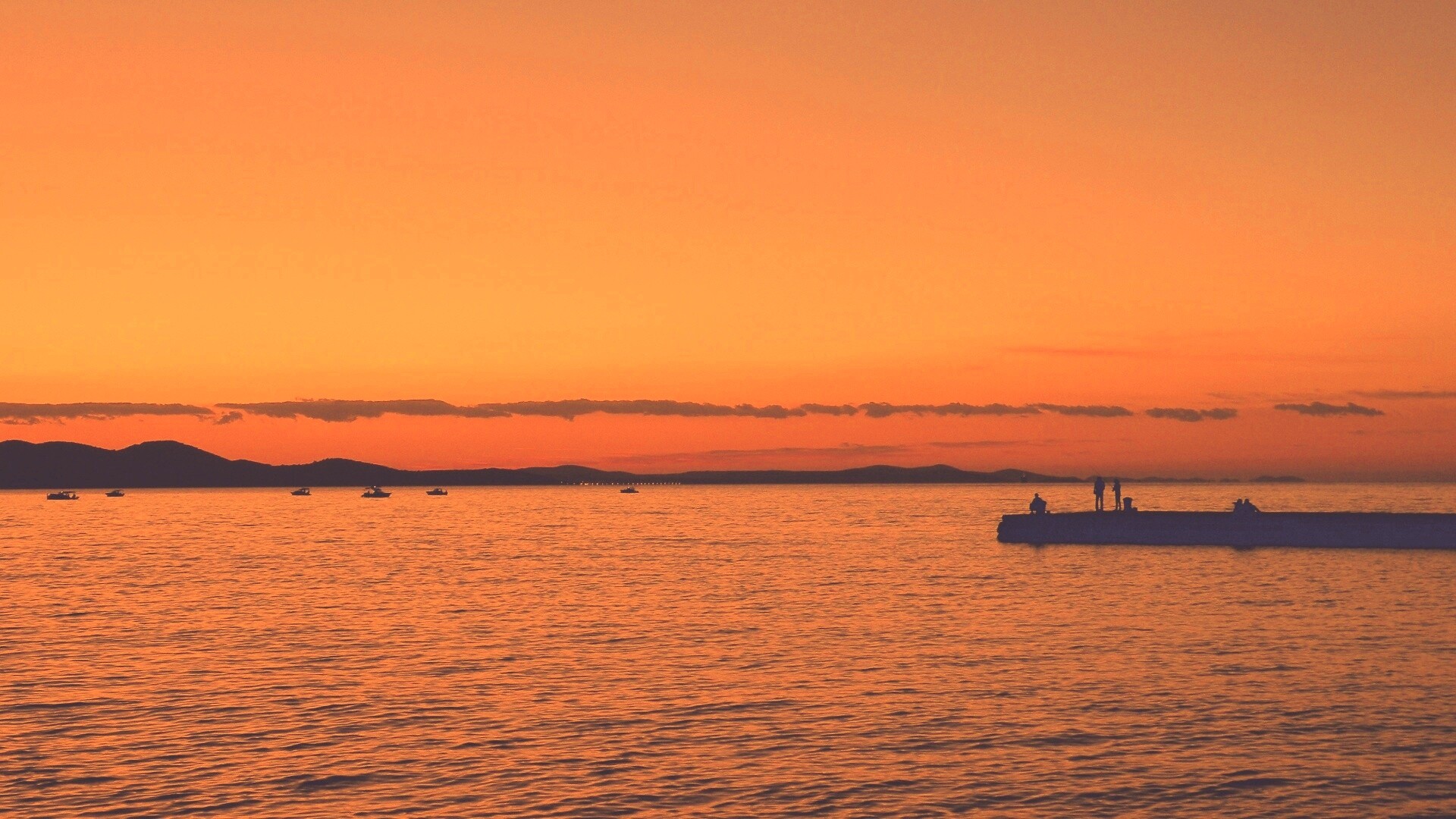 Одинокая пристань на озере обои