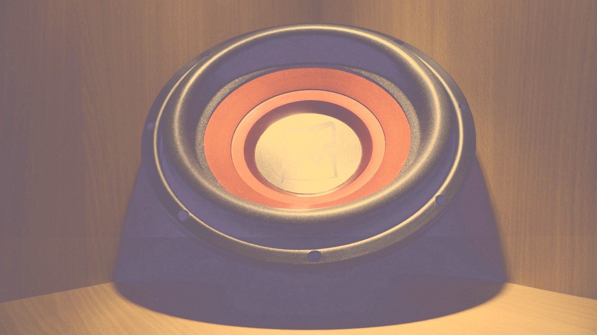 Сабвуфер в углу обои