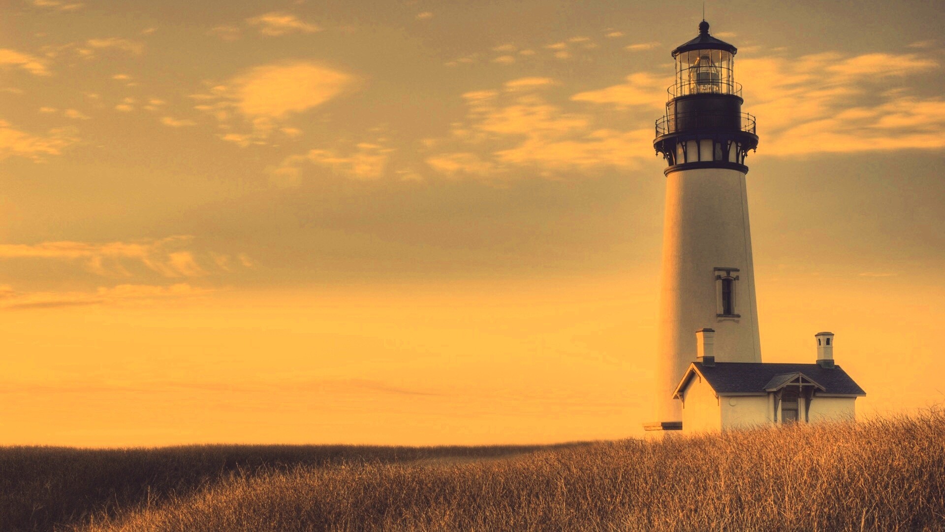Маяк в поле обои