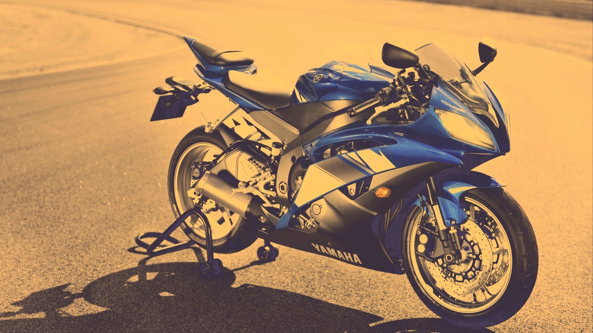 Мотоцикл Ямаха с блокиратором заднего колеса обои