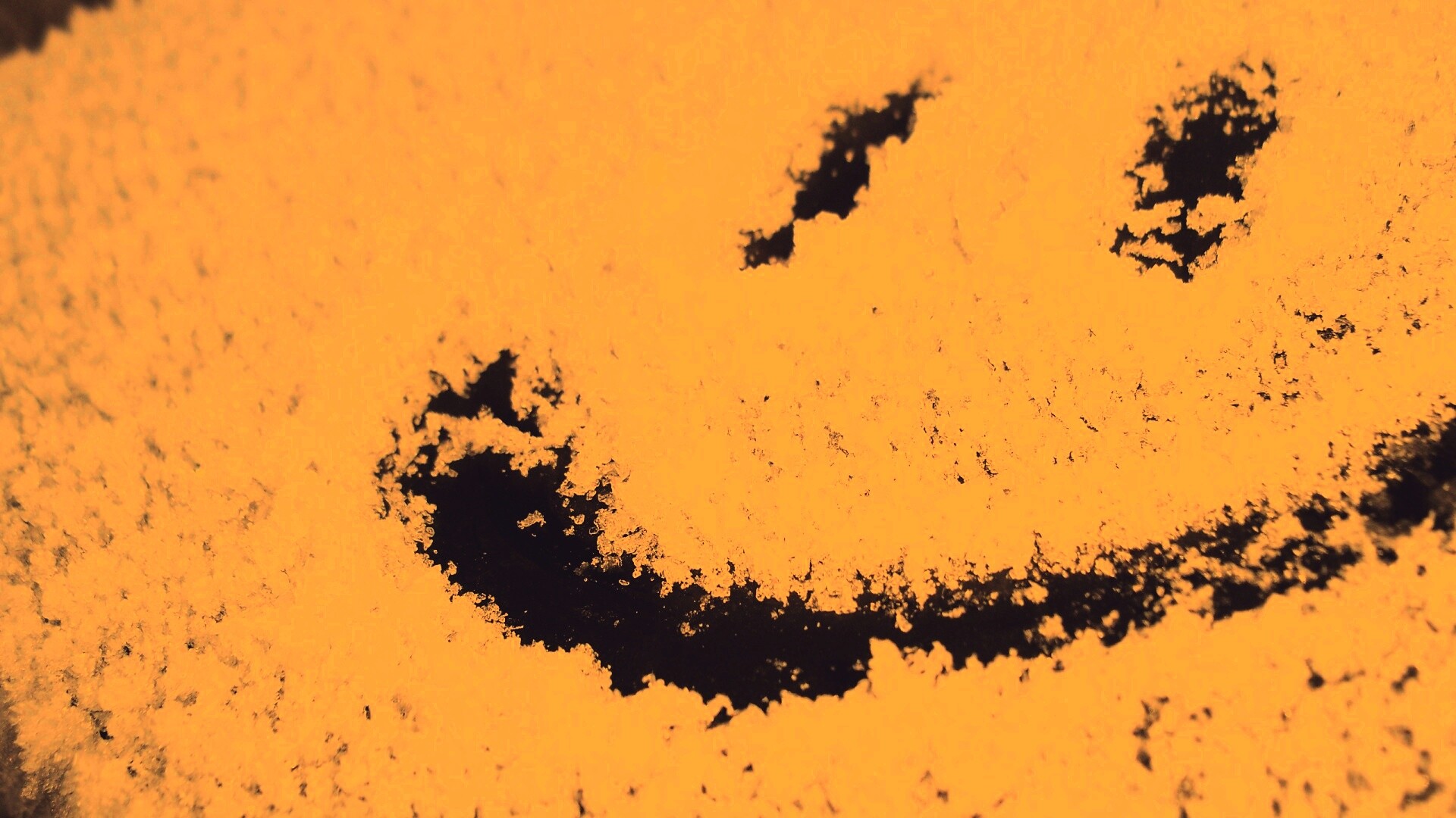 Смайлик на заснеженном стекле обои