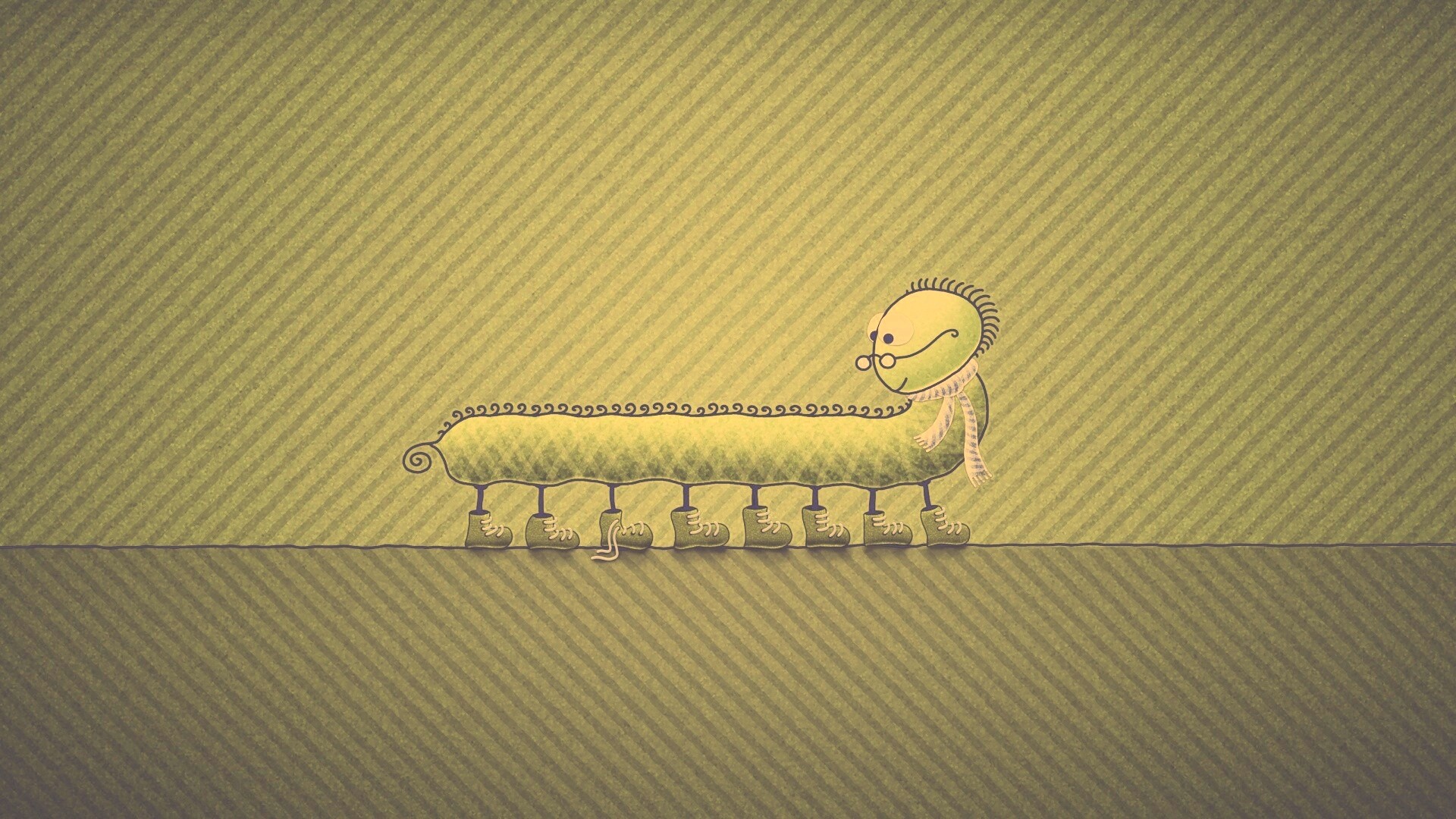 Гусеница в ботинках обои