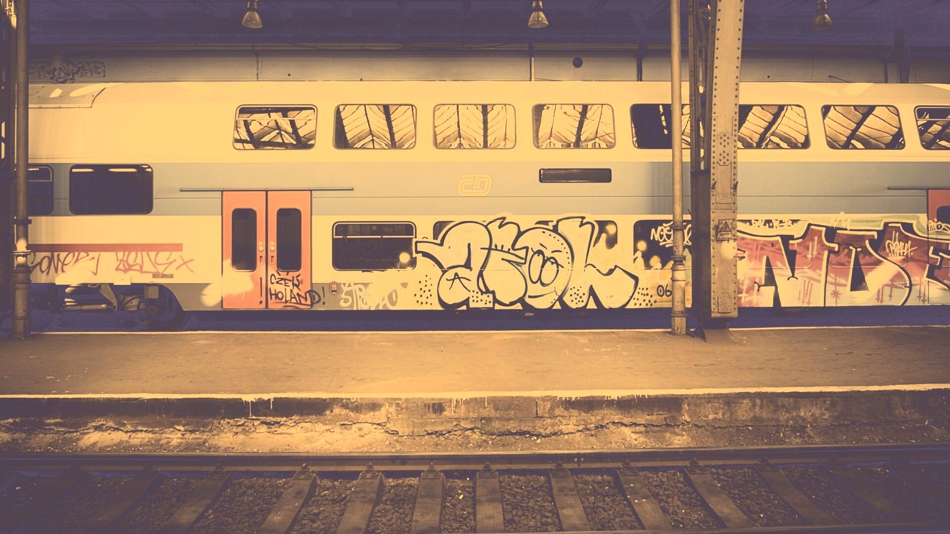 Изрисованный вагон метро обои