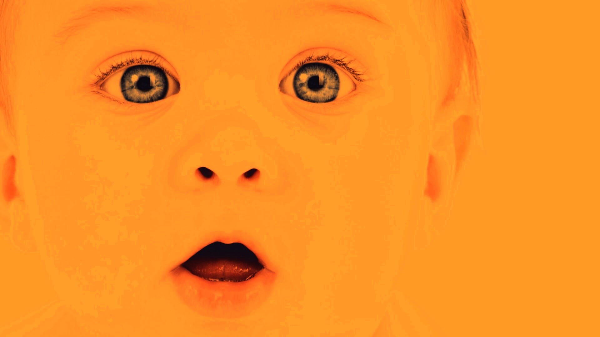 Удивлённый малыш обои