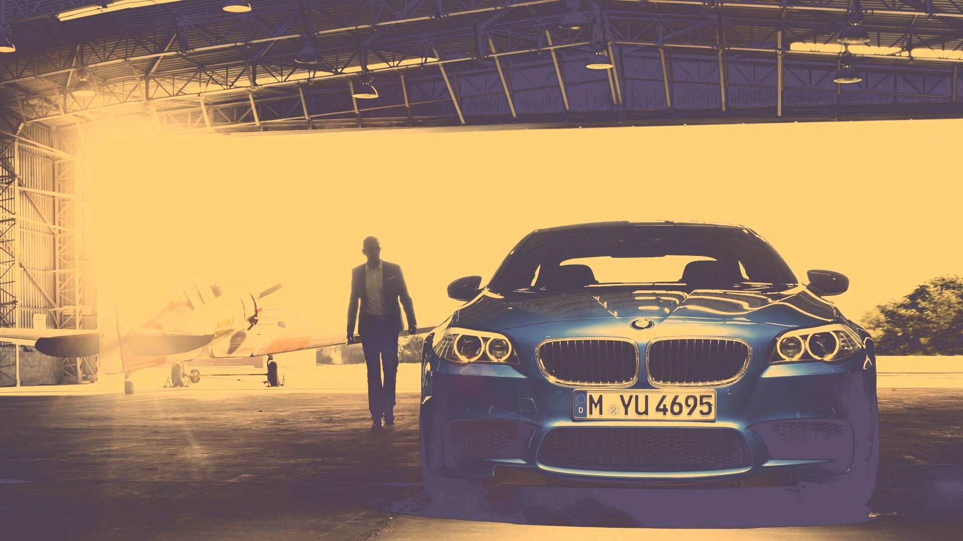 BMW F10 в ангаре обои