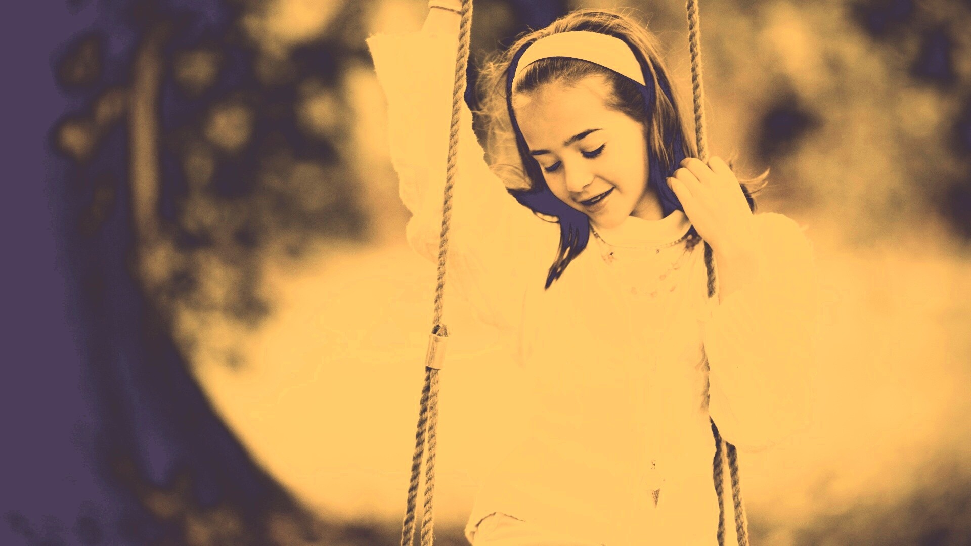 Девочка на качелях обои