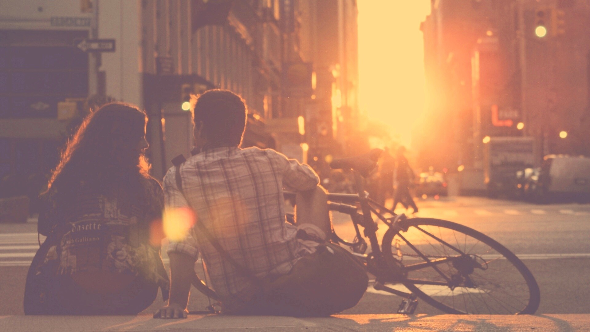 Девушка и парень с велосипедом на закате обои