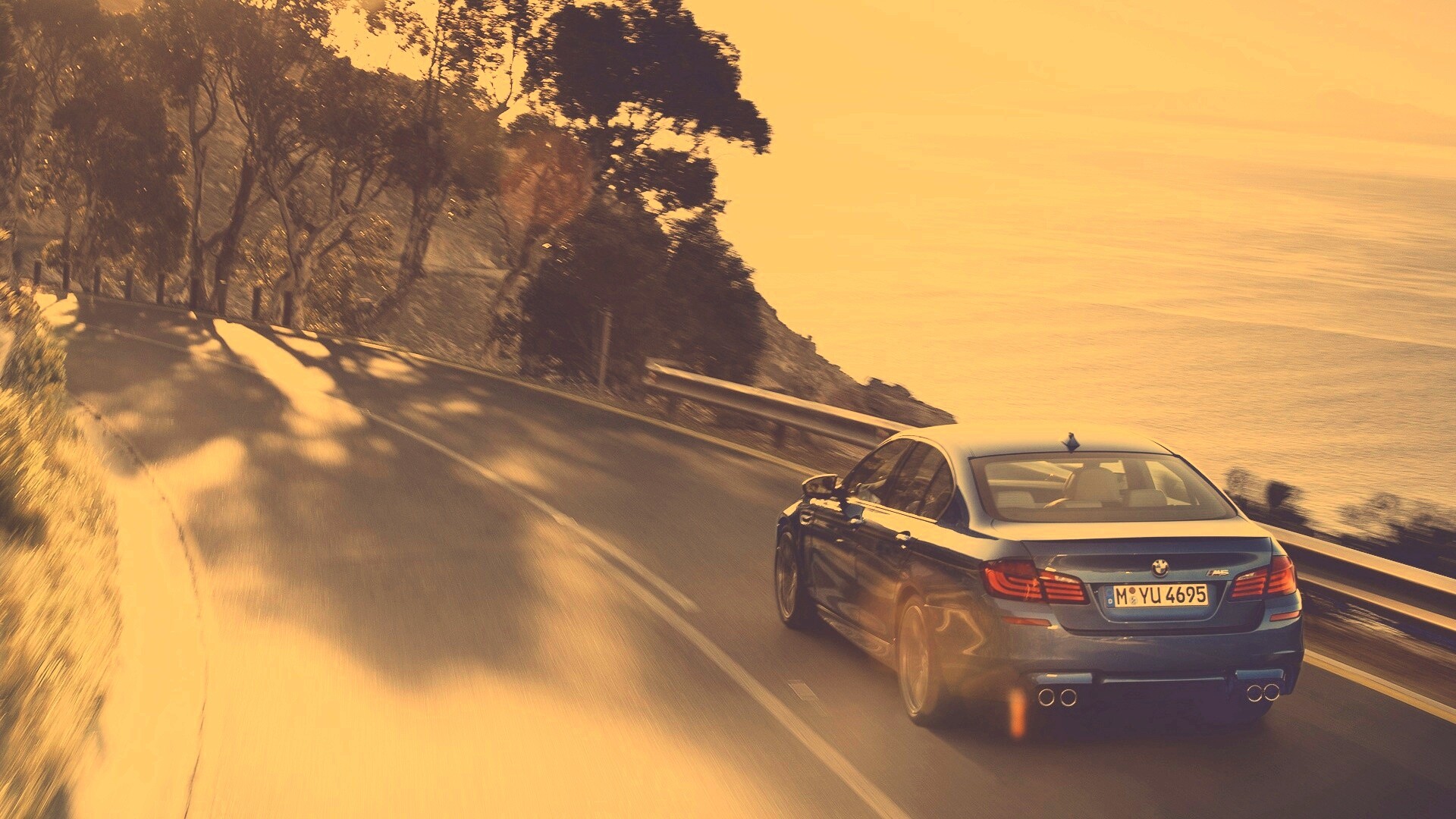 BMW F10 на горной дороге  обои