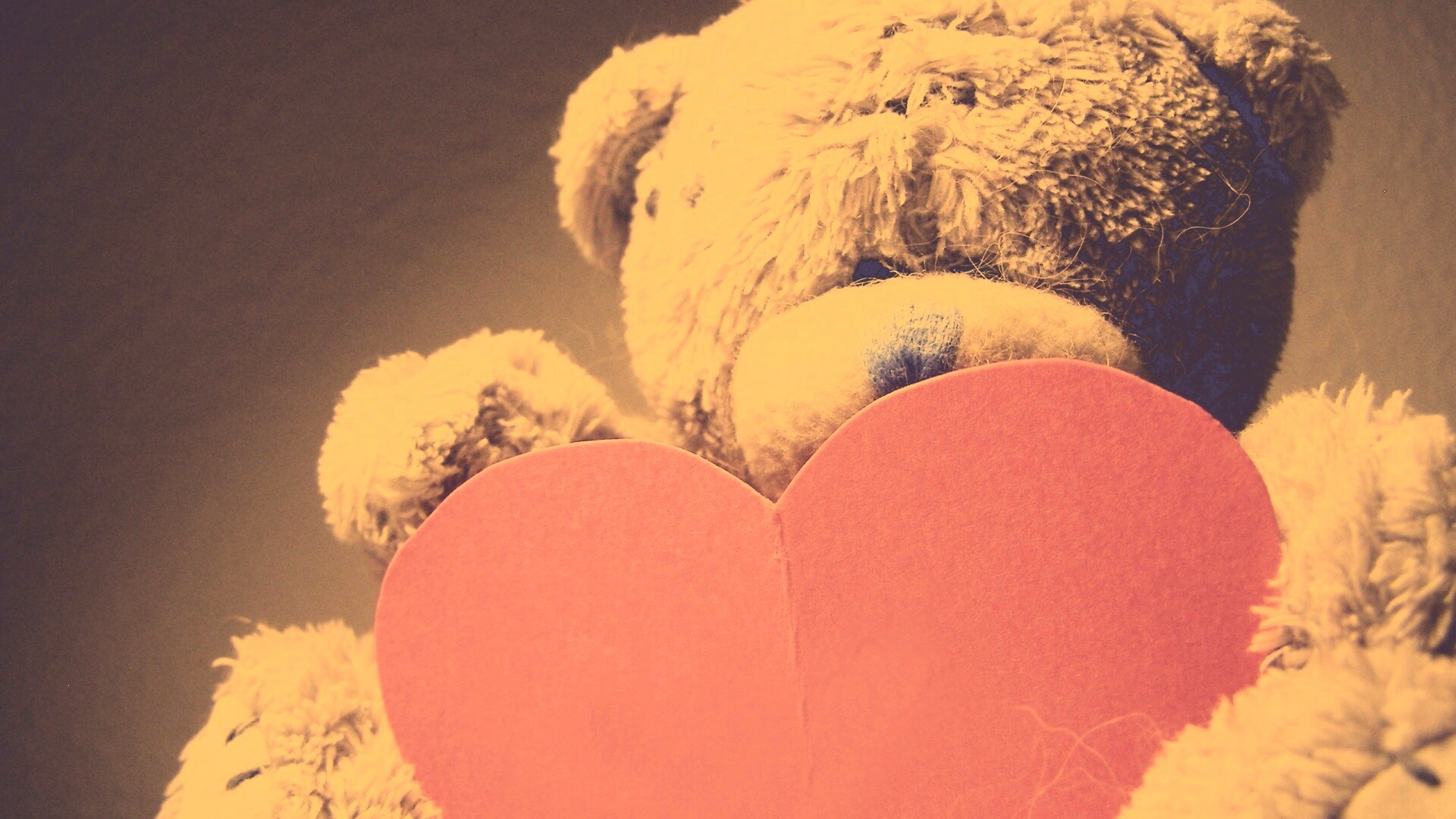 Мишка с сердцечком обои