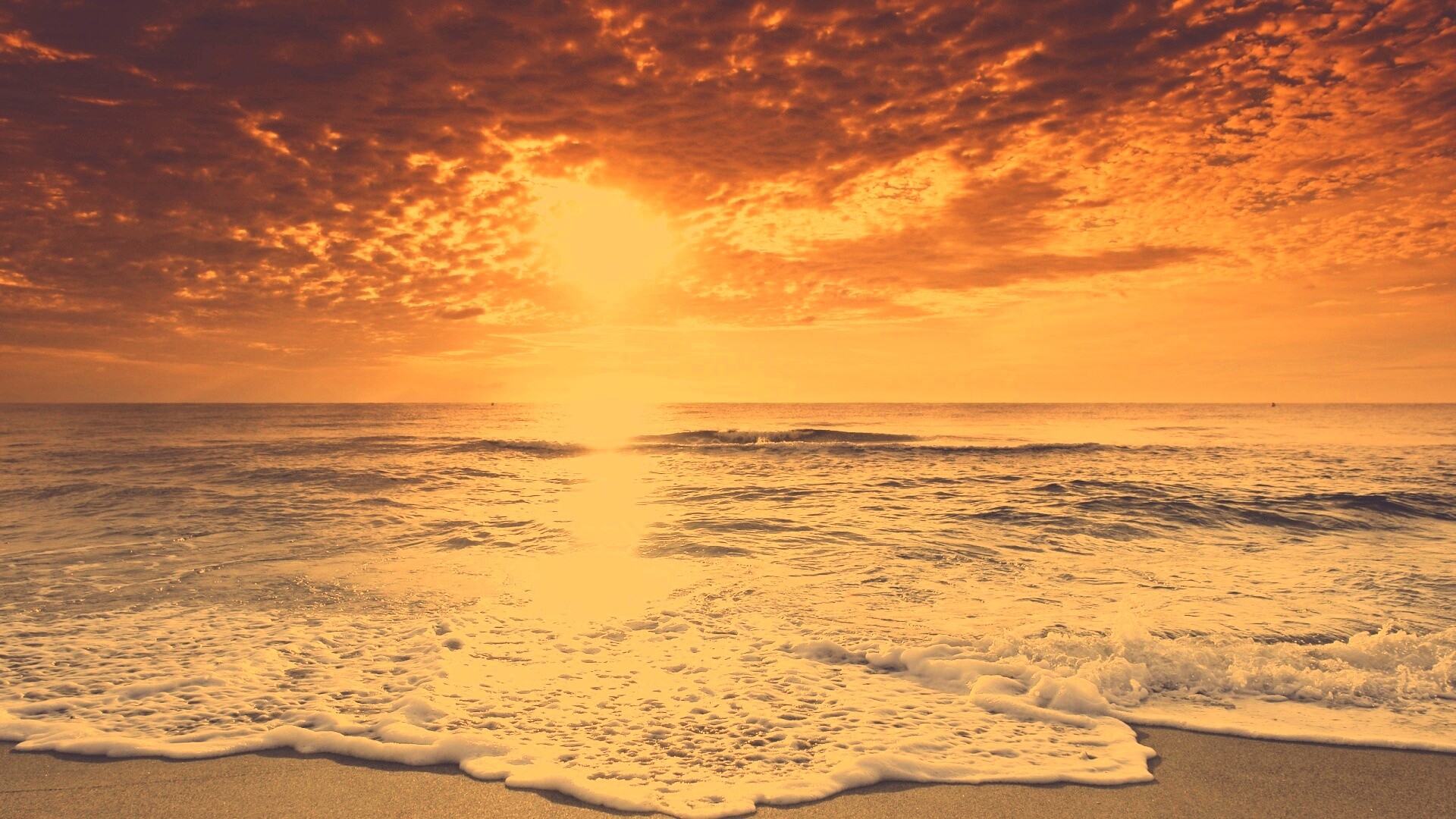 Берег моря в лучах заката обои