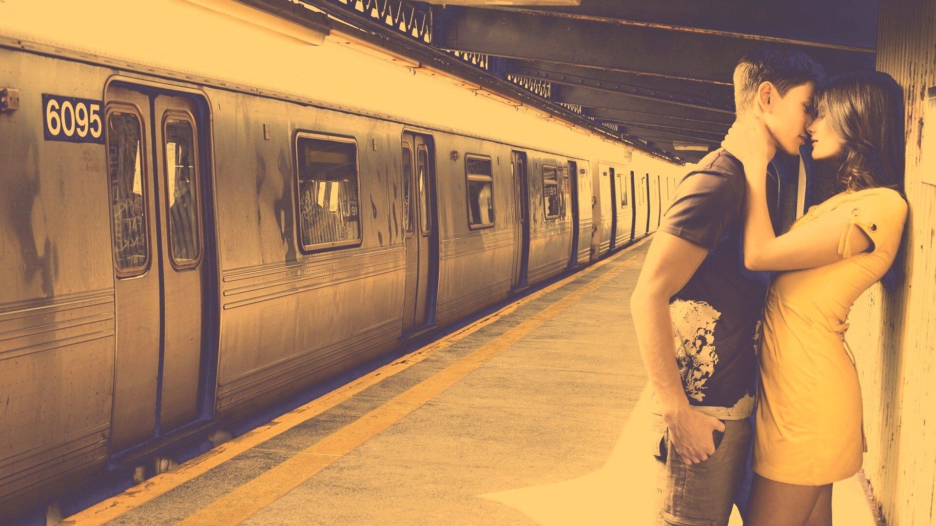 Прощание на станции метро обои